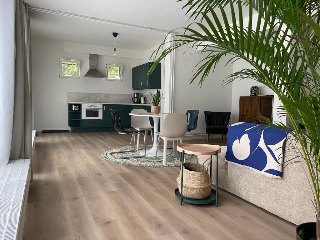 Bright apartment with private parking near Ghent city centre, Gent