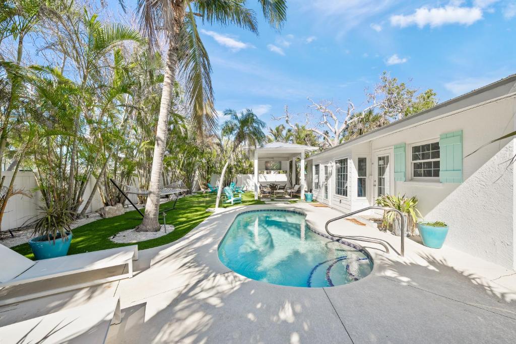 A Wave From It All - New Luxury Renovated Home Heated Pool Cabana Hammock Walk to Beach, Anna Maria