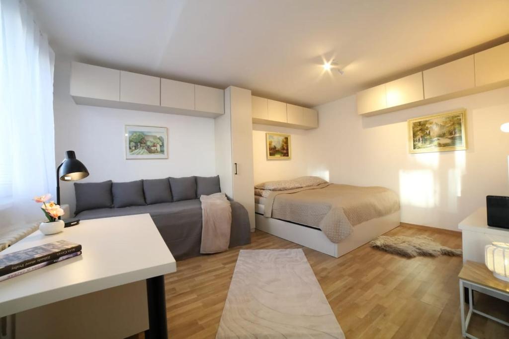 Bright & Cozy Apartment with Netflix & Xbox!, Kladno