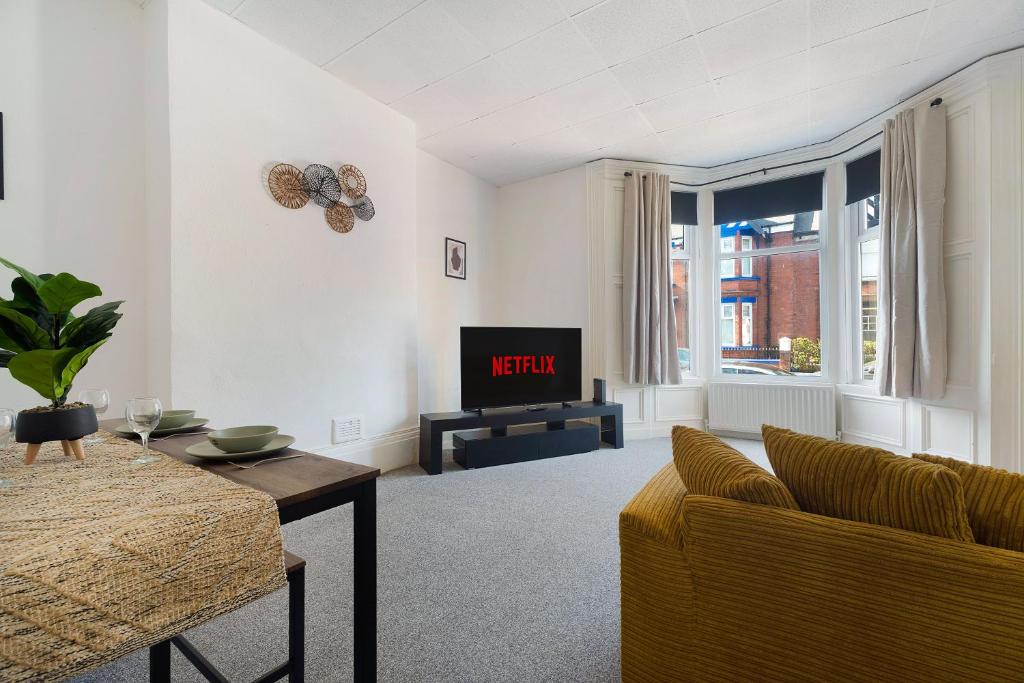 Large Spacious Home, Free Parking, 8 bedrooms, sleeps 14, Sunderland