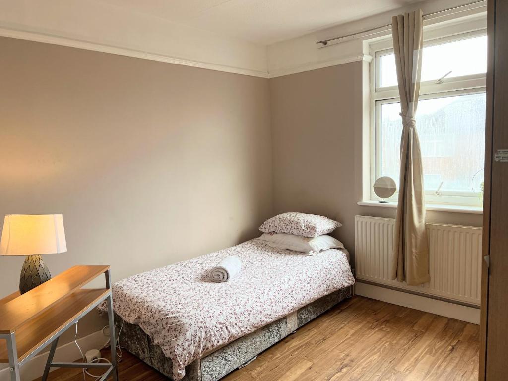 LARGE bedroom SINGLE bed, Feltham