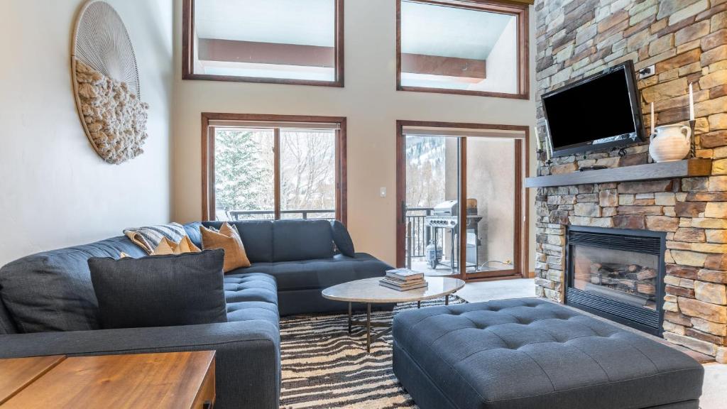 Cloud 9 by AvantStay Located at the Base of Vail Ski Resort w Community Pool Hot Tub, Vail