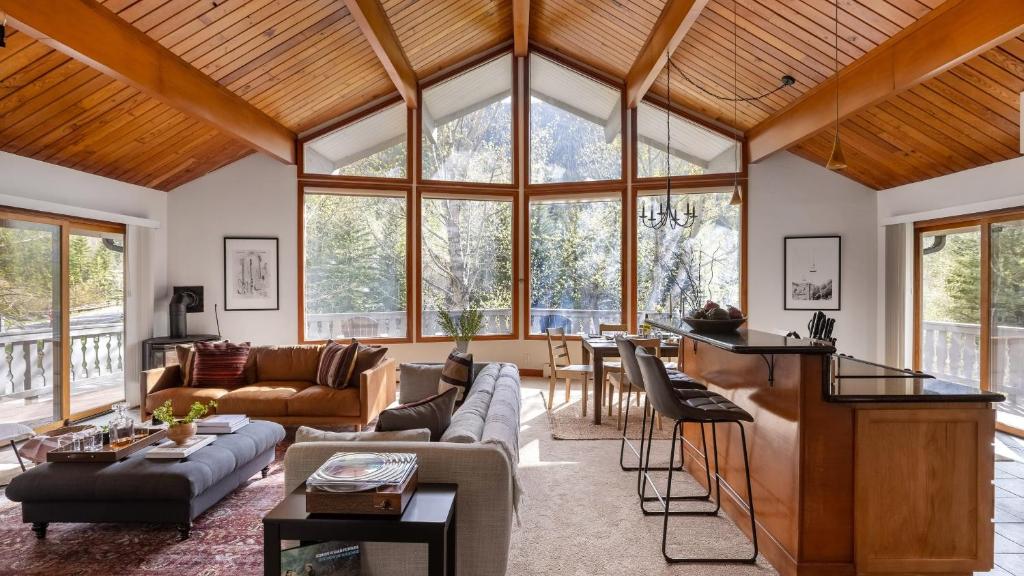 Bighorn by AvantStay Spacious Ski Cabin w Sprawling Porch Views Hot Tub, Vail