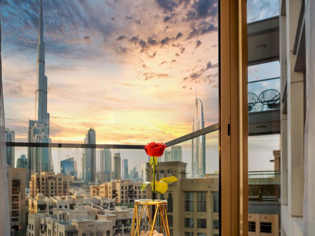 Wake Up to Burj Khalifa l Modern New 1BR Apartment in the Heart of Downtown Dubai, Dubái