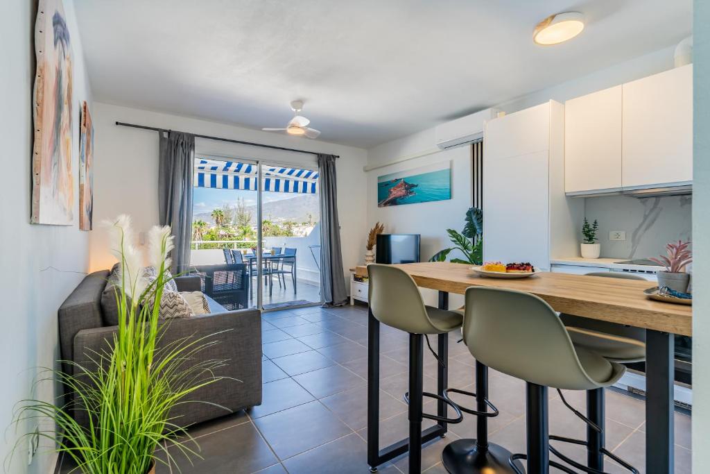 Renovated apartment with sunny terrace and ocean views in Malibu Park Tenerife - 1