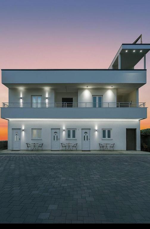 Sunlake Villa, Tirana