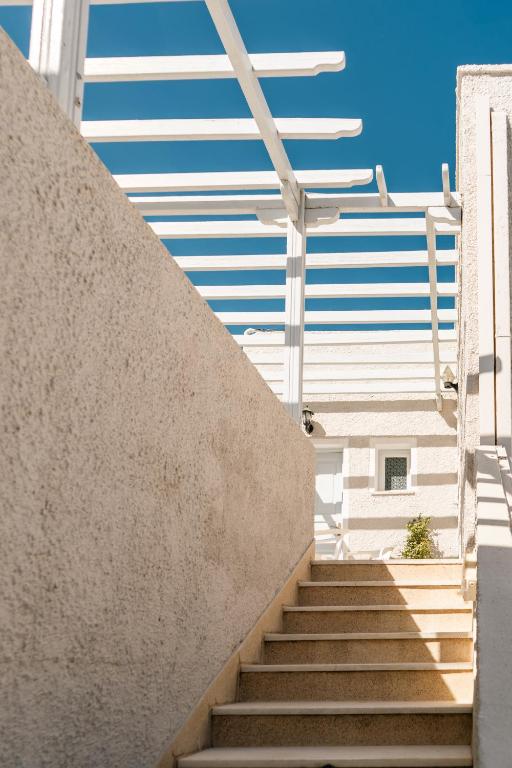 Dilino — Hotel building in Kamari, South Aegean