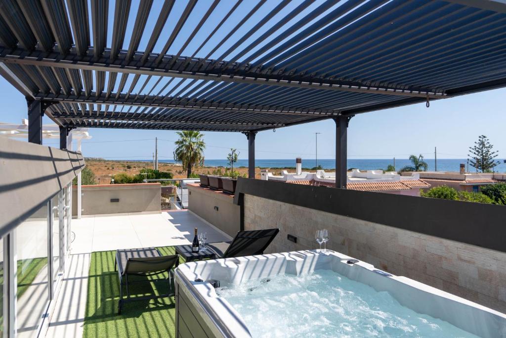 Villa Tea con piscina a pochi passi dal mare - 1