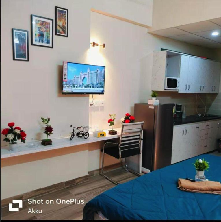 paramount gold foreste studio, Greater Noida