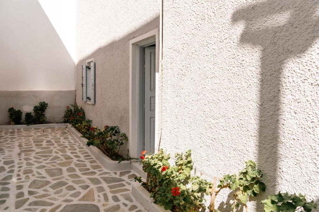 Dilino — Hotel building in Kamari, South Aegean