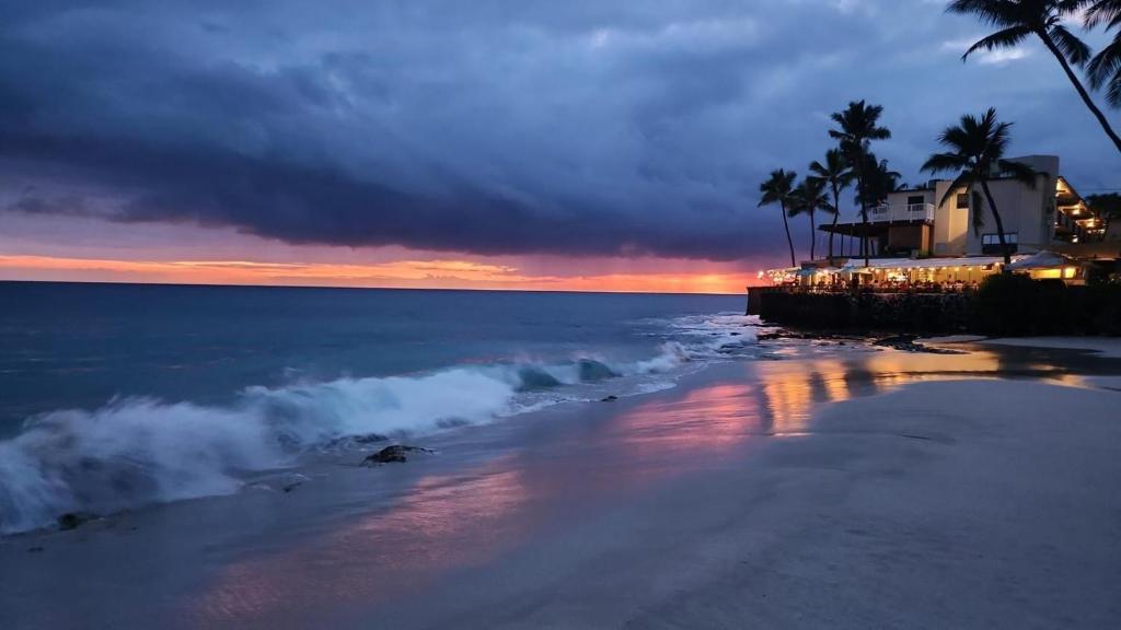 PARADISE AT MAGIC SANDS on Ali'i Drive, Kailua-Kona