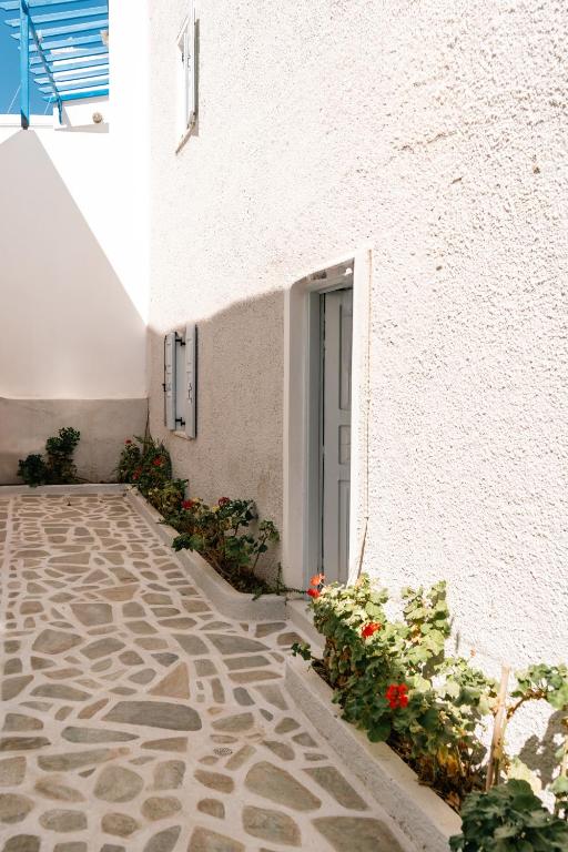 Dilino — Hotel building in Kamari, South Aegean
