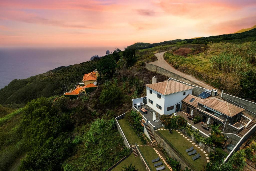 Meerblick - Exklusives Loft mit Terrassen & Hot-Tub, Fajã da Ovelha