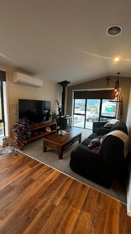 Cute Abode on Shepherd Road - Pet Friendly 3 Bedroom House, Queenstown Airport