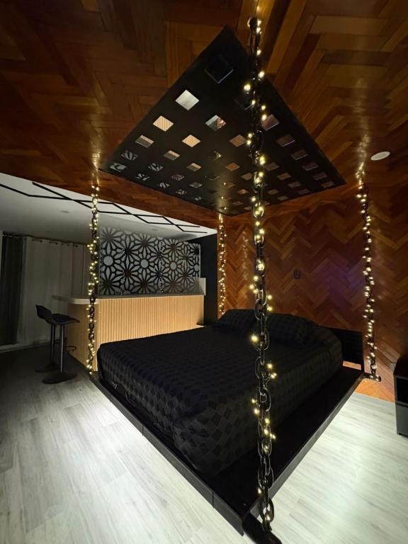 Suite Moderna y atrevida, Encadenados - 2