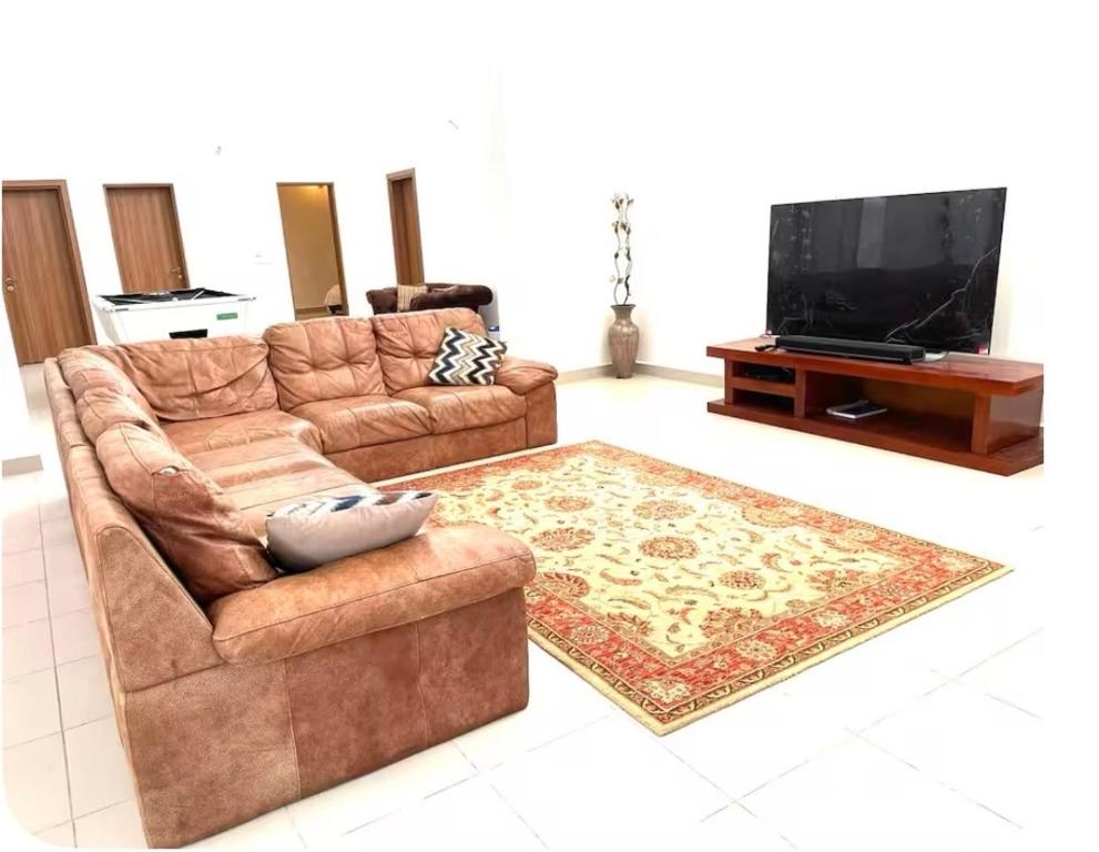 Izzys, Zanzibar City