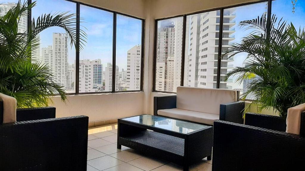 Romantic Couples Getaway with Skyline View of Bay - 4