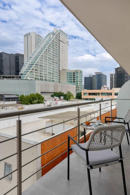 406 Capitalia Modern 1BR with Rooftop Jacuzzi and Gym - 2