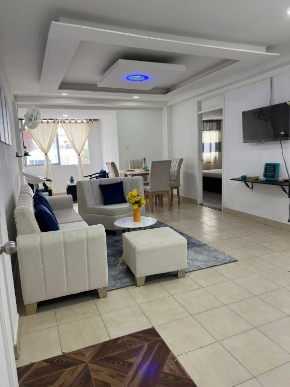 Apartamento Amplio, Central, a pocos metros de la playa, Barrio El laguito - 2