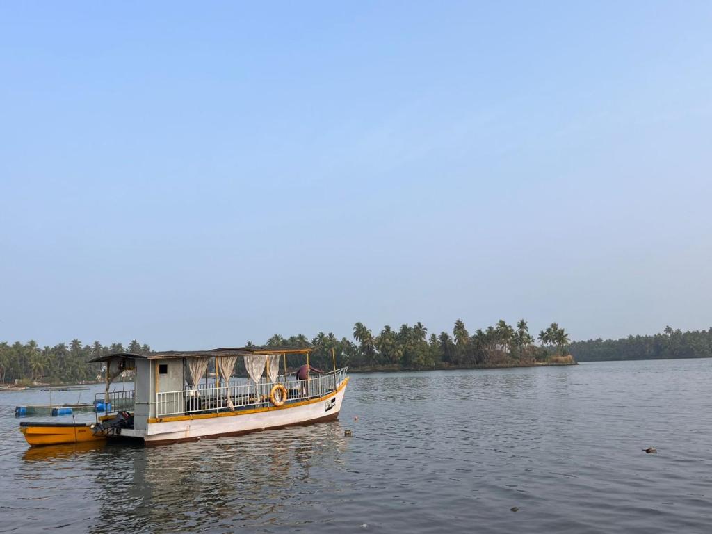 Suits by lowtide homestay, Kalyānpur