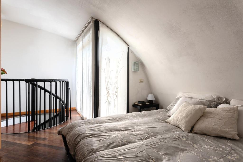 Bright Penthouse with Panoramic Sunlit Terrace - 2