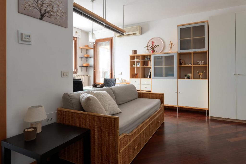 Bright Penthouse with Panoramic Sunlit Terrace - 4