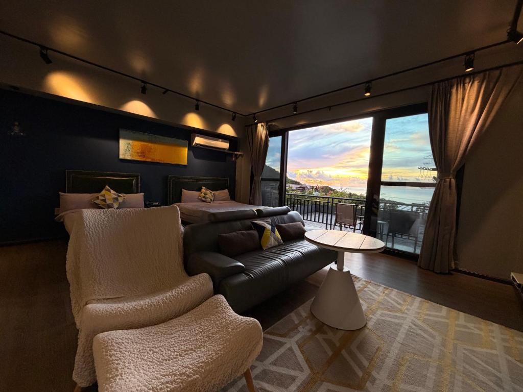 스카이라인 디자이너스 호텔의 산과 바다가 보이는 전경