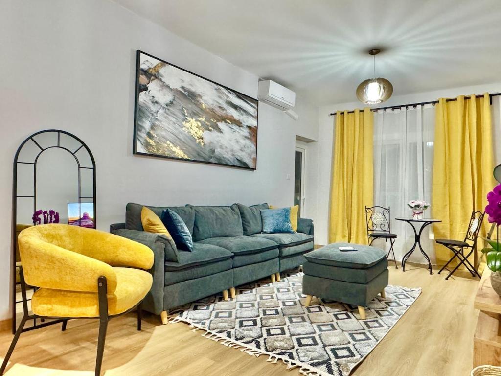 Modern 2BR Steps from the Sea, Lemesos