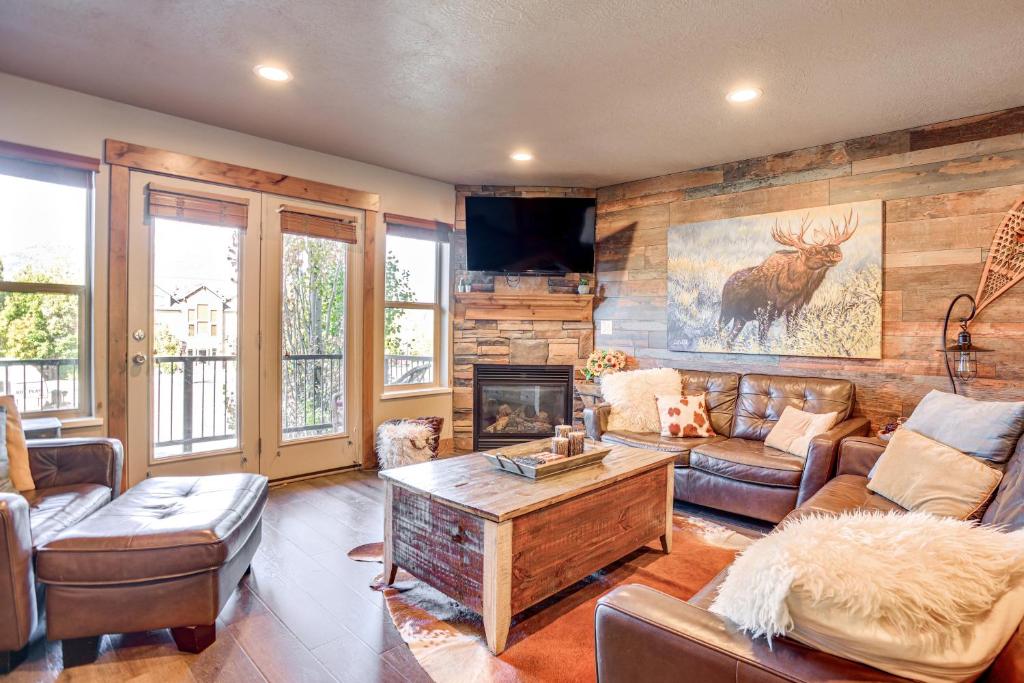 Ski, Hike and Relax Eden Condo with Hot Tub Access, Eden