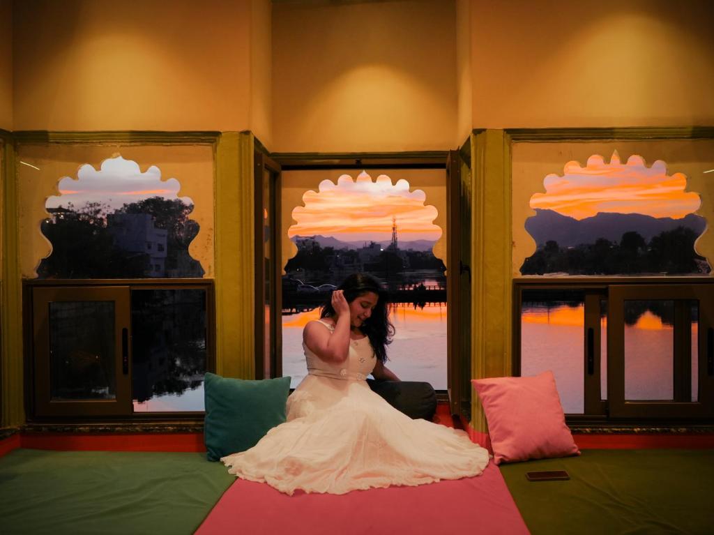 Footprint By The Lake, Udajpur