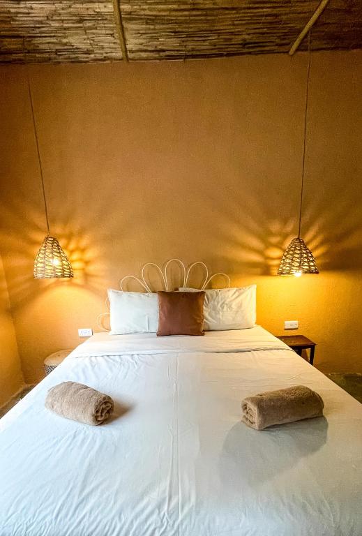 Under The Tree, Al Hamra