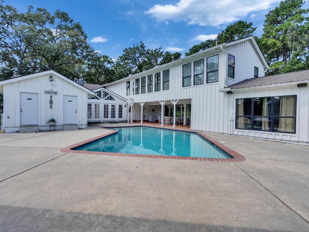 Pool, Spa&Lake 16 beds 8 bathrooms 50 car parking VENUE Magnolia Texas, Magnolia