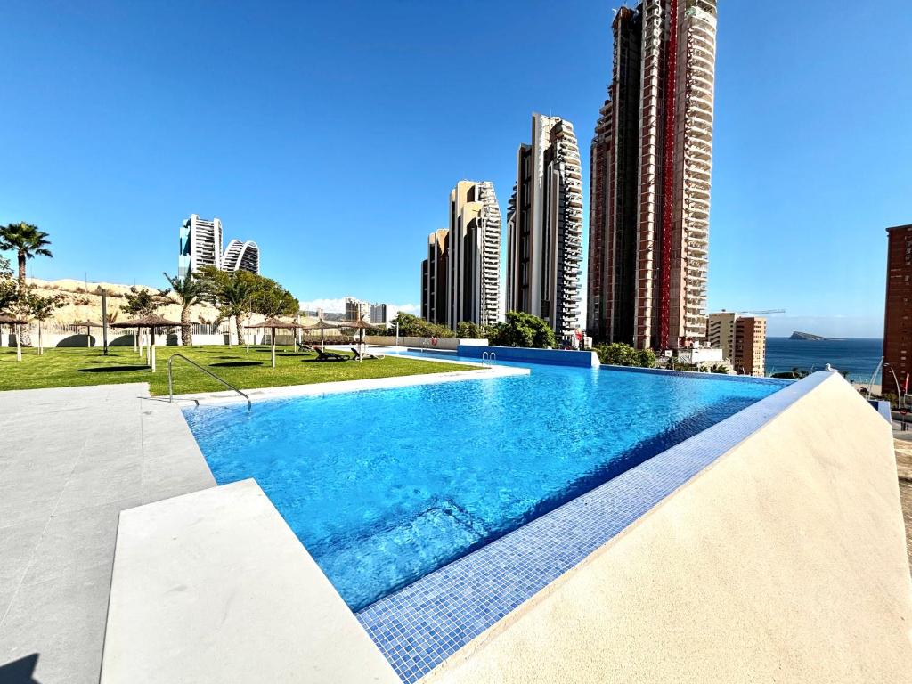 SAKURA LUXURY Poniente Beach - 2