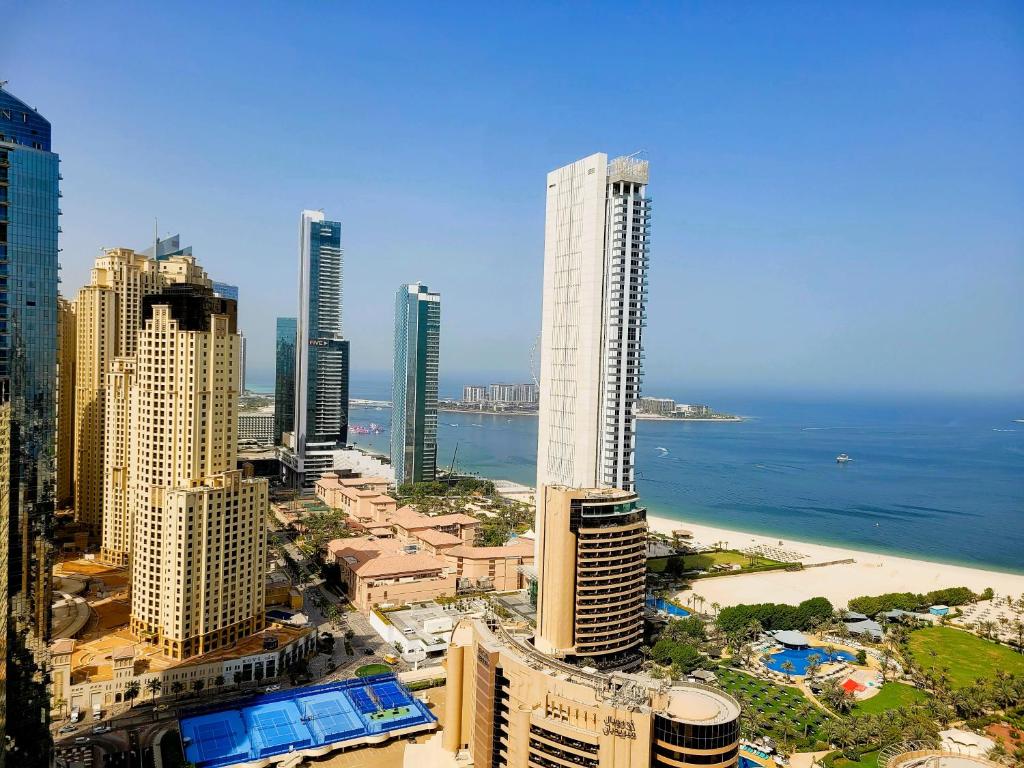 Stunning Sea View Apartment in Dubai Marina with Balcony & Pool, Dubai