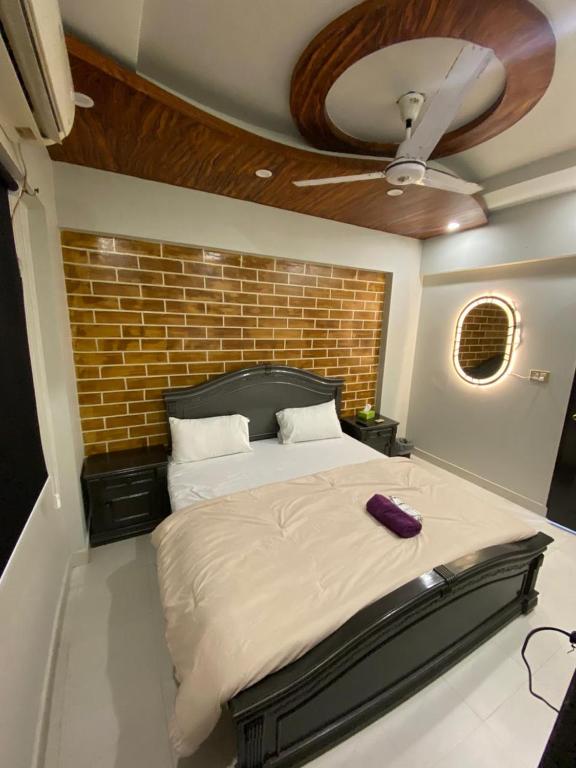 The Golden Nest, Karáčí