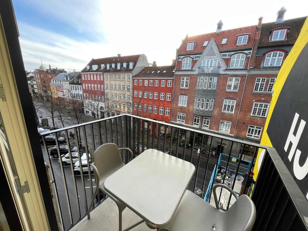 Luxury City Stay Cozy Apartment with Sunny Balcony, Copenhagen
