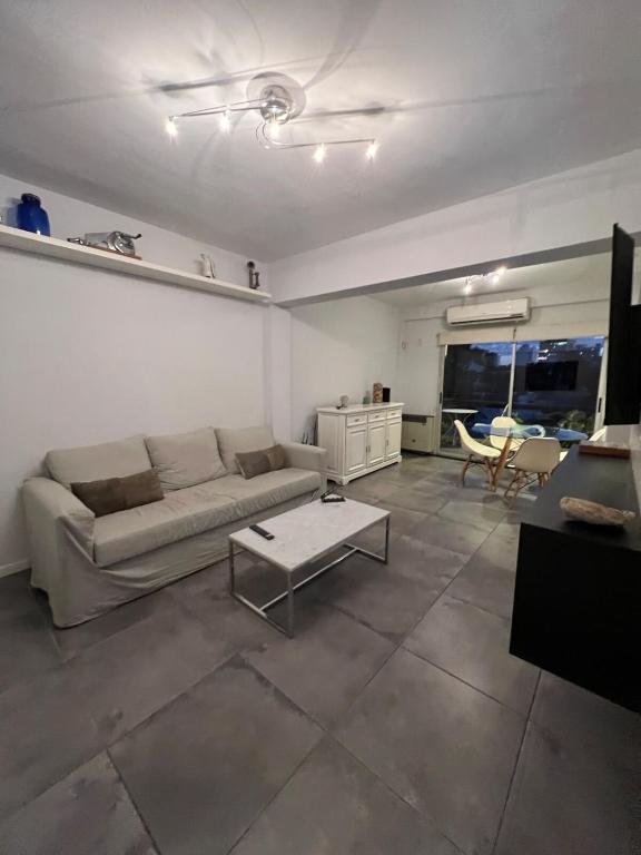 An area close to trendy bars and restaurants - 5