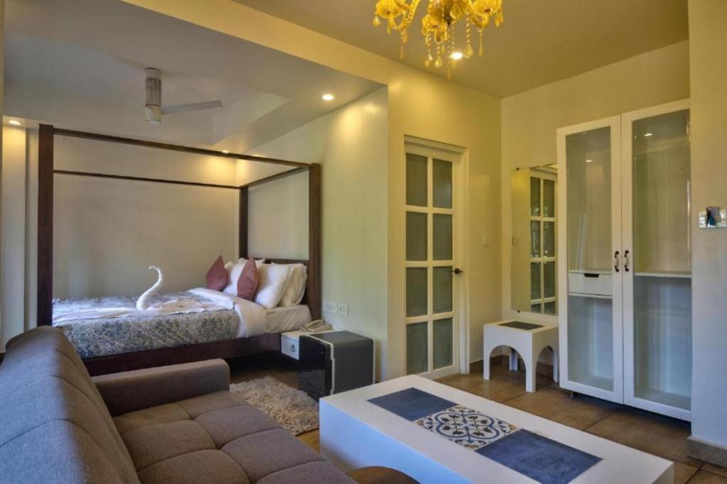 Pajaros Blu Calangute, Calangute