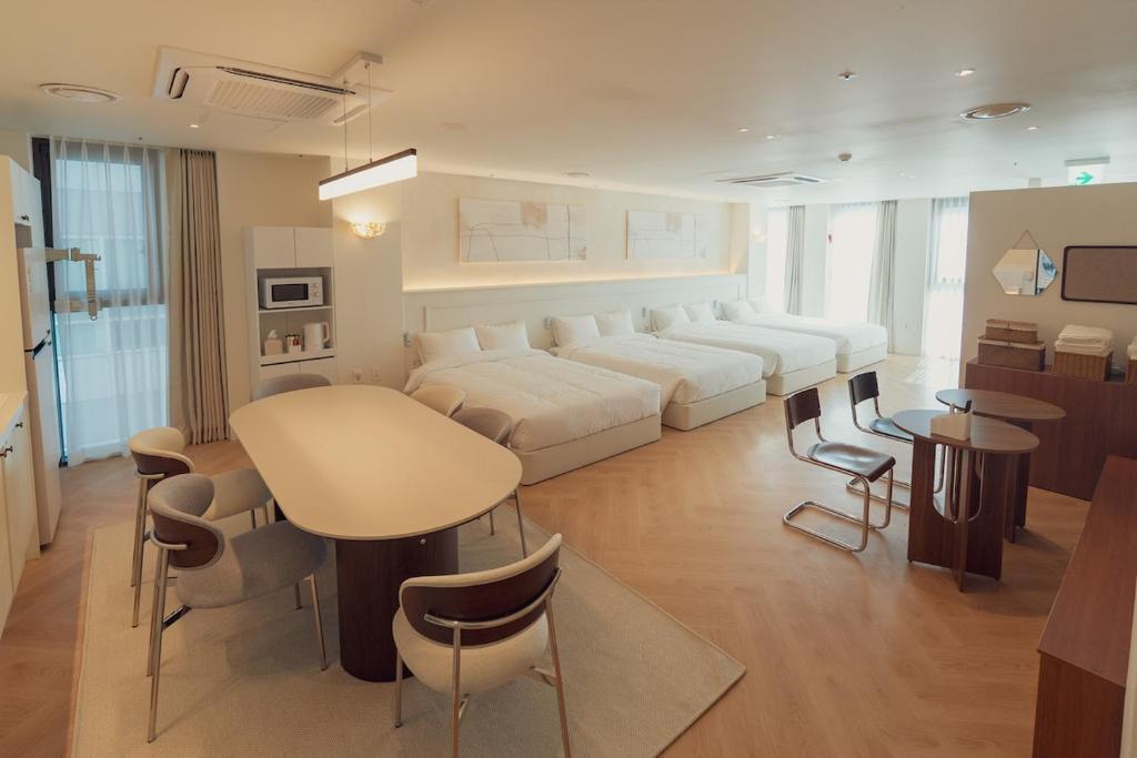 Siena-family suite free pickup late checkin and checkout 1 minute from deoksugung palace wagon rental, Séoul