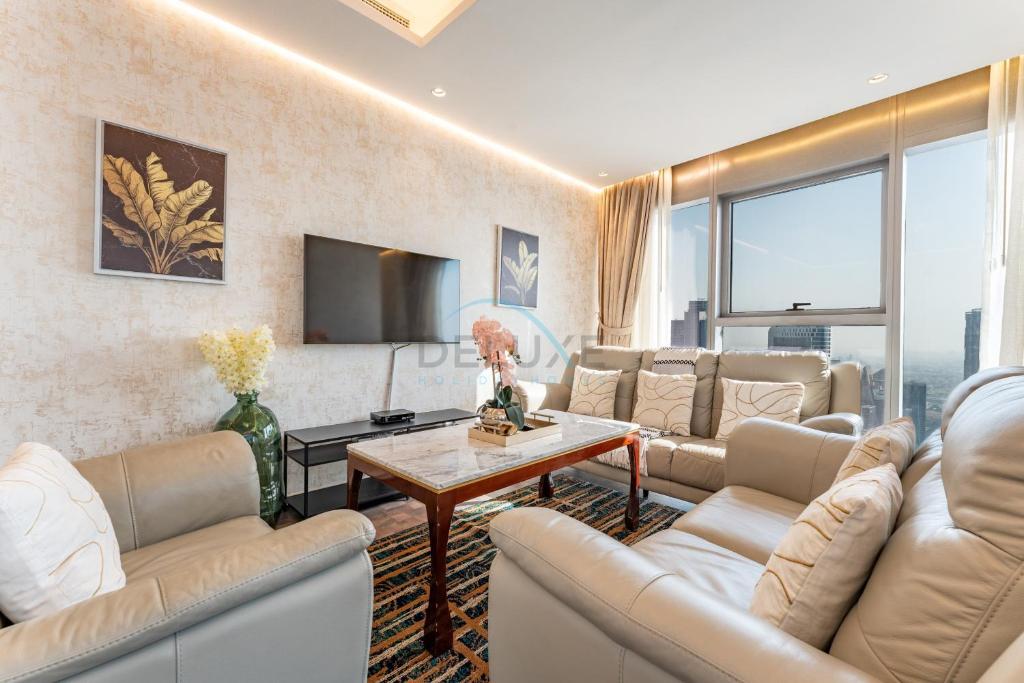 Sky-High 2BR with Iconic Burj Khalifa Views, Near Dubai Mall, Walking Distance to Metro, Paramount Tower Hotel and Residences, Business Bay by Deluxe Holiday Homes, Dubái