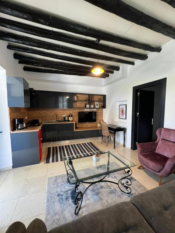 MAVI KONAK Deluxe Rooms & Suits, Kérynia