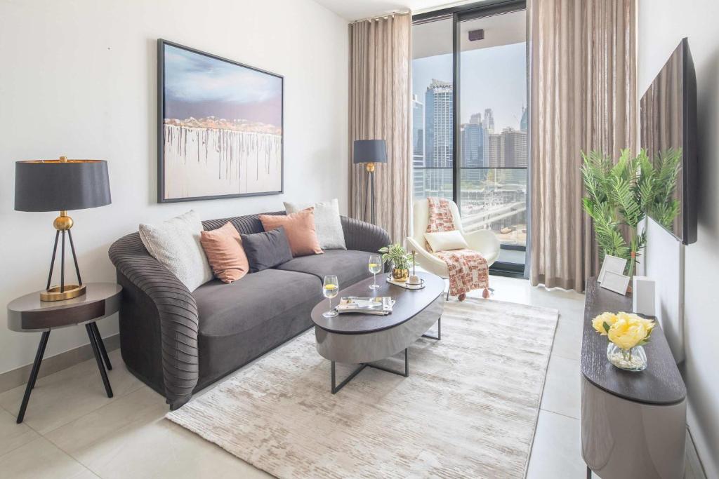 Cozy 1BR in Business Bay - Part Burj Khalifa Views, Dubái