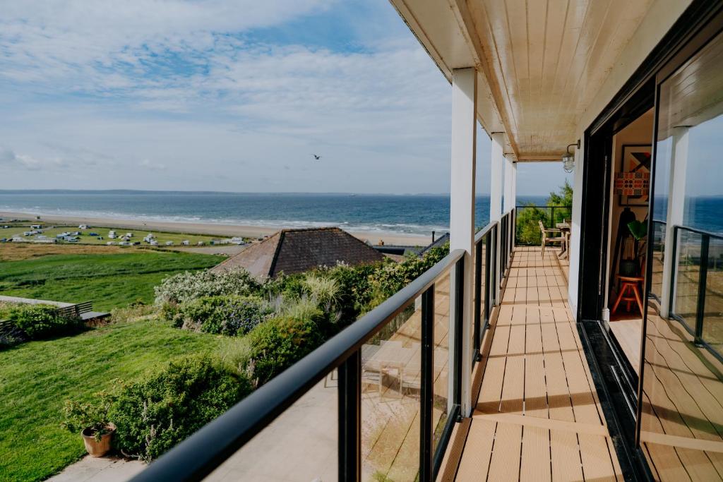 Ponderosa 5-Bed Coastal Retreat with Studio, Sauna & Sea Views, Newgale