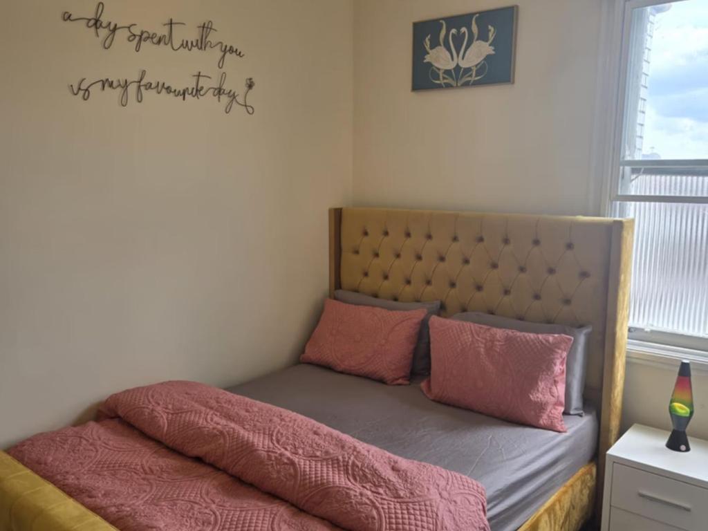 Charming Wolverhampton Apartment with Private Entrance, Wolverhampton