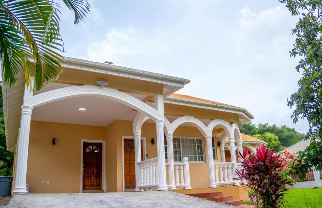 Villa del Nique, Pembroke