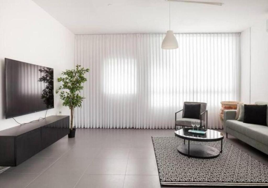 O&O Group - Bright 2BR Rooftop Walk to Beach, Bat Jam