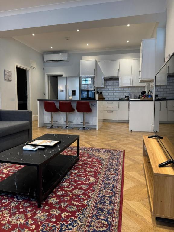 Modern Three-Bedroom Flat in Paddington, Londýn