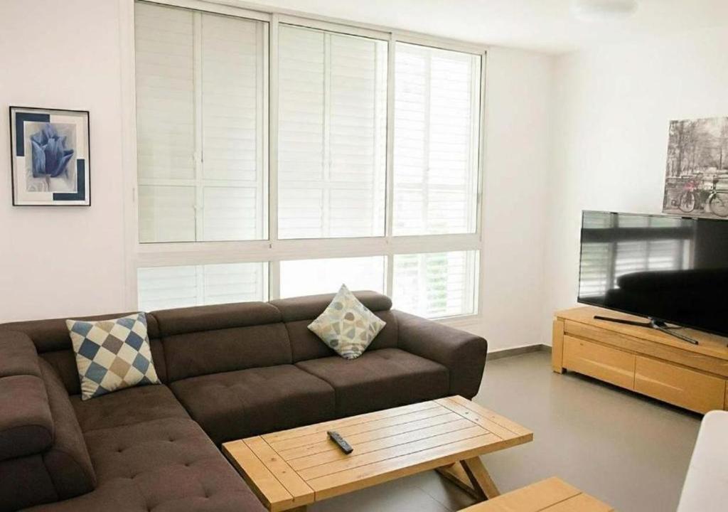 O&O Group Spacious 2BR Parking Steps from Beach, Bat Jam