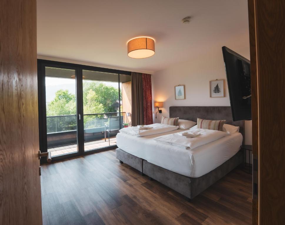 Two Bedroom Apartment with Balcony and Mountain View - Top 14