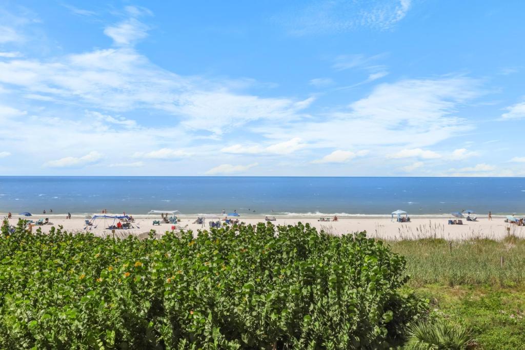 Unmatched beachfront condo with roomy balcony and pool, Marco Island